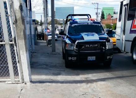 Comando asalta Escuela de Ingeniería en Puebla capital