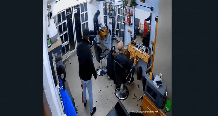 VIDEO Roban barbería con lujo de violencia en Santiago Momoxpan