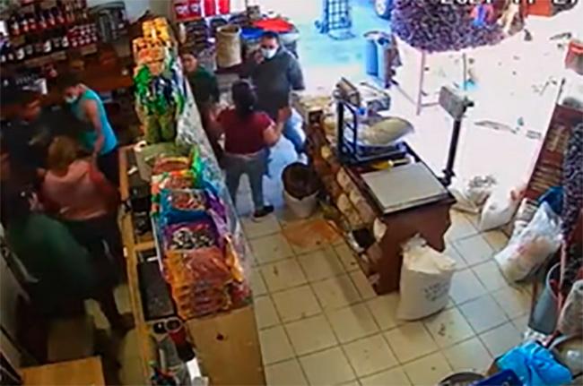 VIDEO Encañonan y roban a clientes en la Central de Abasto de Puebla