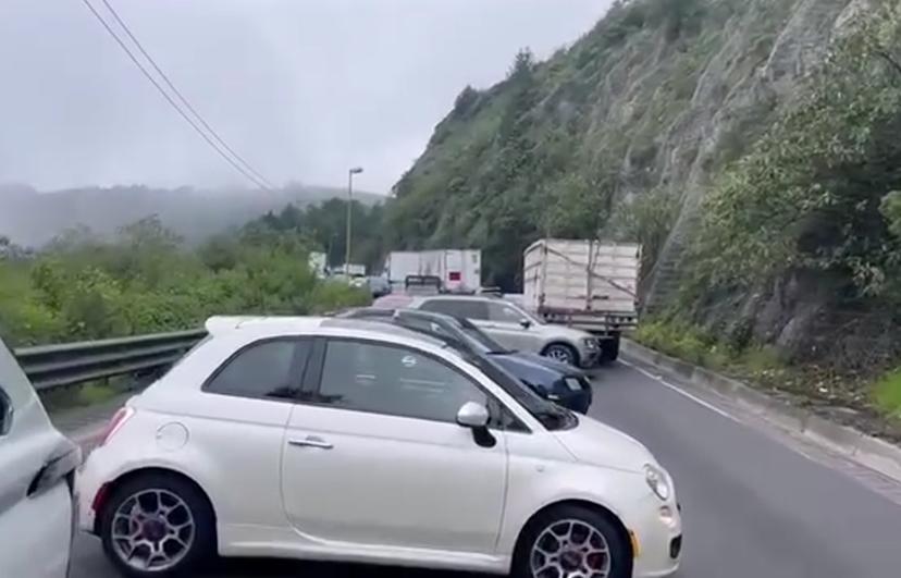 VIDEO Asalto masivo entre Puebla y Veracruz: caos en Cumbres de Maltrata