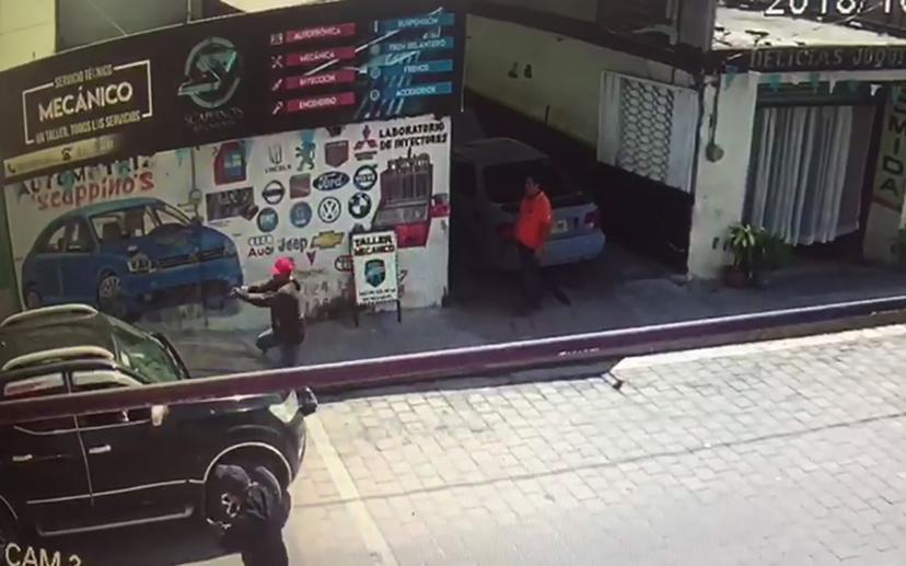 VIDEO: Sujetos armados le roban 230 mil pesos en Tecamachalco