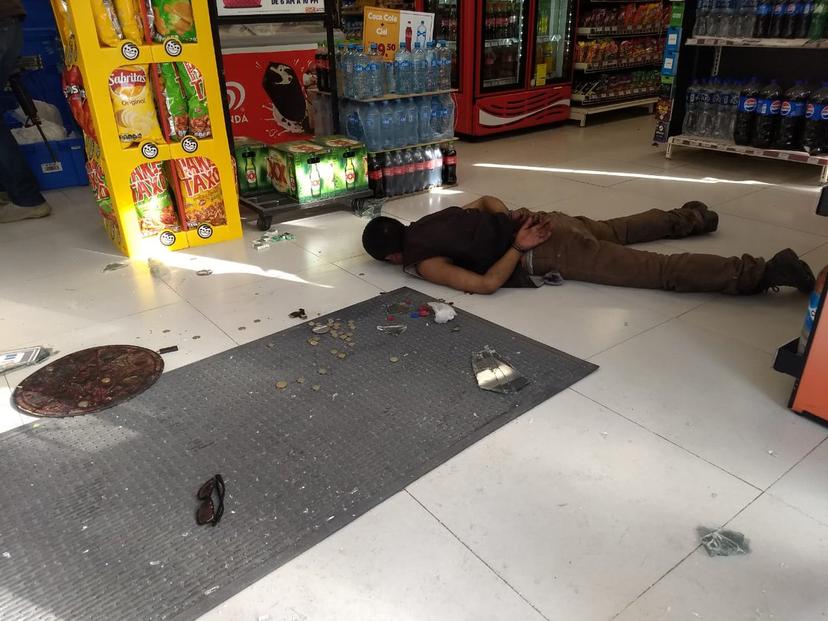 Escoltas y ladrón se enfrentan a balazos en Oxxo de La Calera