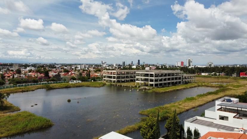 Abandonado e inundado, el terreno para sustituir el IMSS San Alejandro