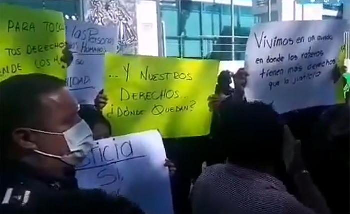 Protestan policías frente a la Fiscalía; piden liberar a compañeros