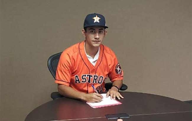 Firma izucarense con los Astros de Houston