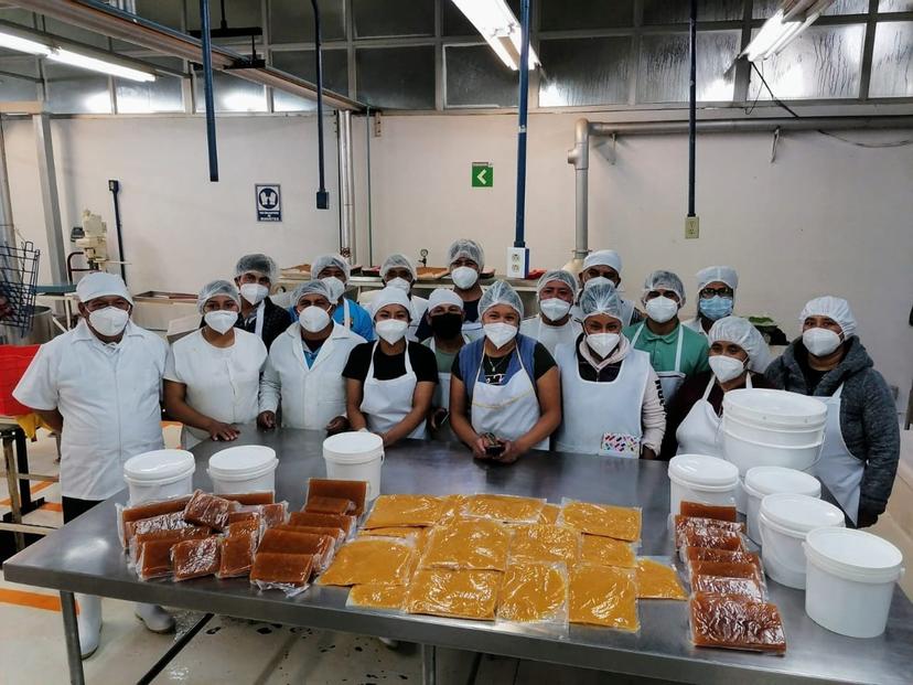 Productores de Huejotzingo aprenden a hacer ate y pulpa de tejocote