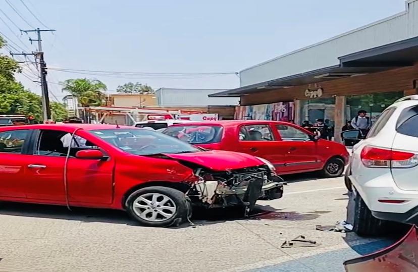 Carambola de tres autos en bulevar Niños Héroes en Atlixco