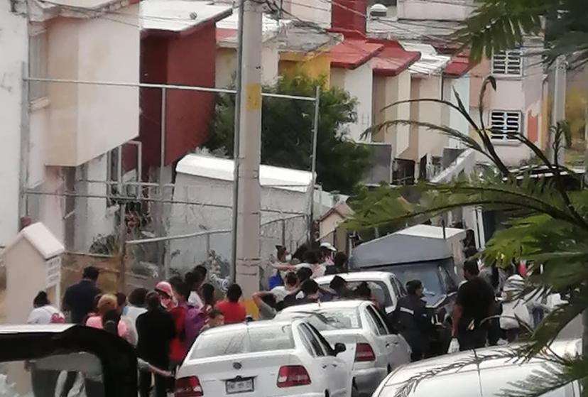 Misteriosa mujer reparte despensas a gente de bajos recursos en Atlixco