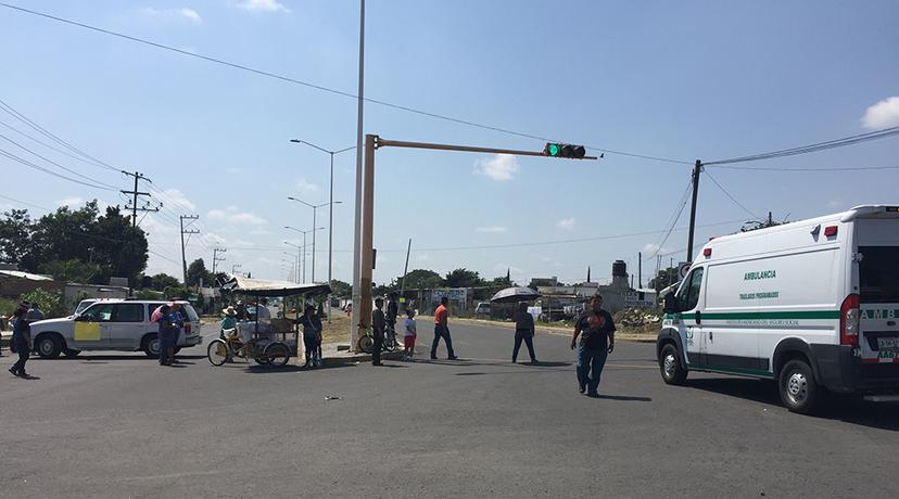 Bloquean transportistas de Atlixco bulevar Ferrocarriles