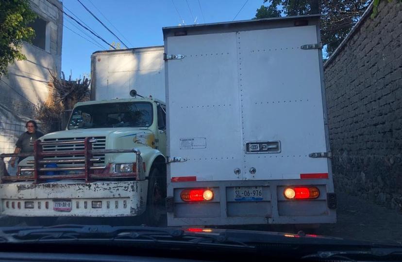 Piden automovilistas ayuda ante tráfico por obra en Atlixco