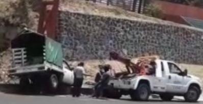 Vive para contarlo, su camioneta colgaba de un puente de Atlixco