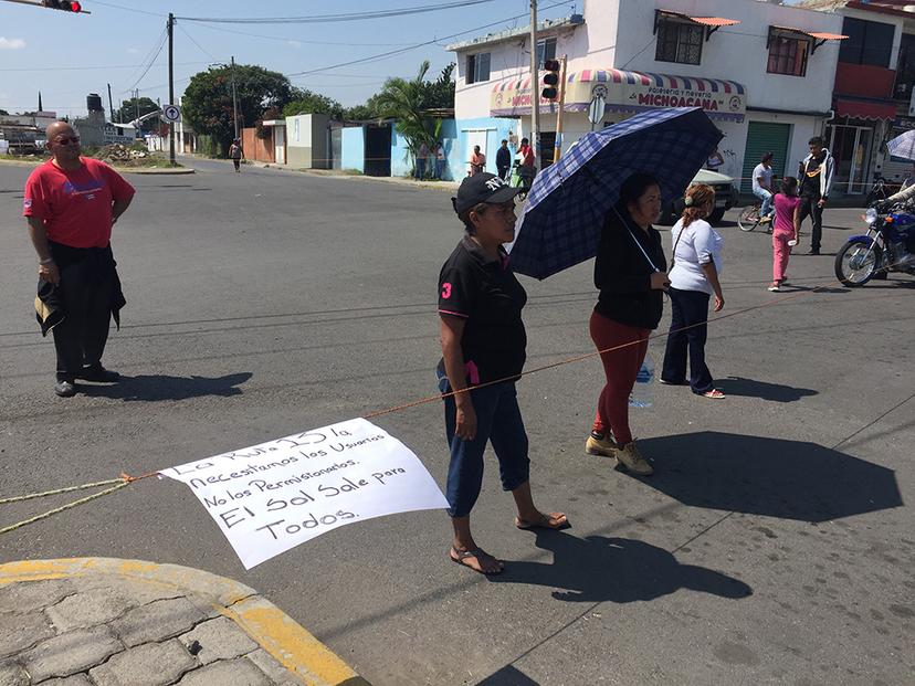 Bloquean transportistas de Atlixco bulevar Ferrocarriles