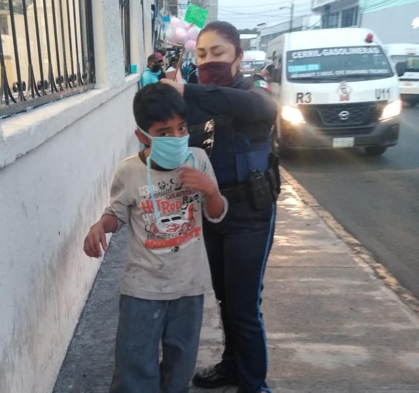 Entregan cubrebocas a niños de tianguis en Atlixco y genera polémica