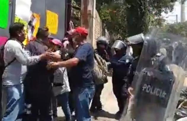 Protesta termina en enfrentamiento entre policías y trabajadores en Atlixco