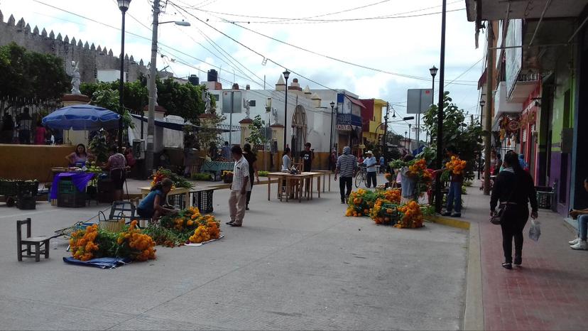 Se instalan comerciantes de barrios en centro de Izúcar