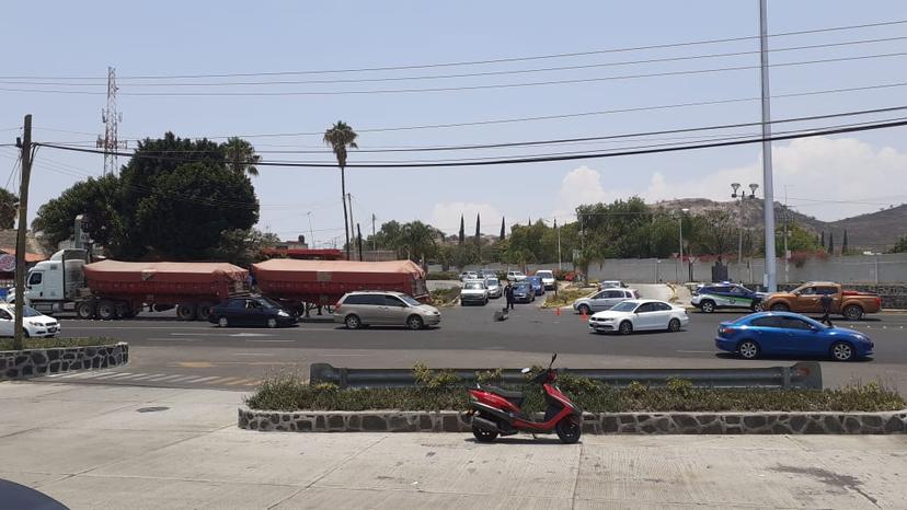 Chocan tráiler y auto en importante bulevar de Atlixco