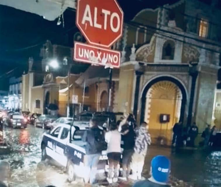 Lluvia torrencial convierte calles de Atlixco en ríos