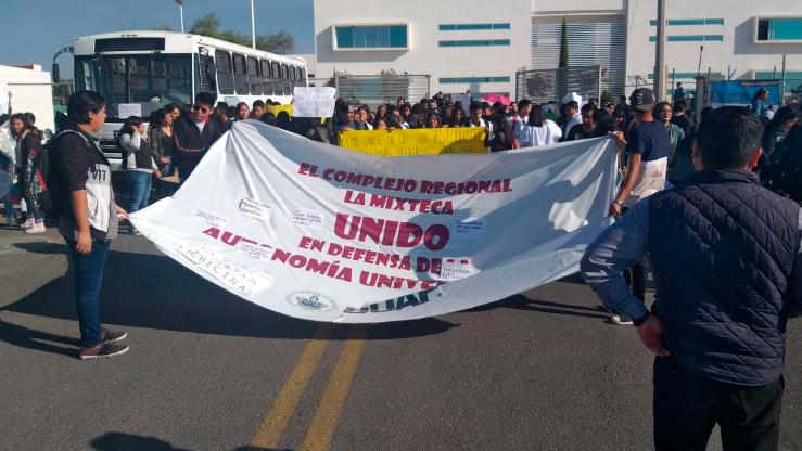 Marchan universitarios de Atlixco por asesinato de estudiantes