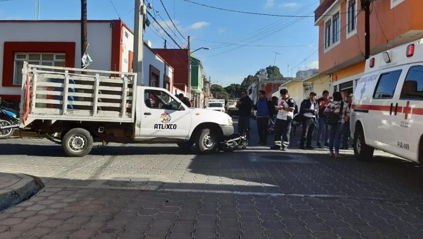 Camioneta de Limpia de Atlixco se pasa el alto y atropella a motociclista