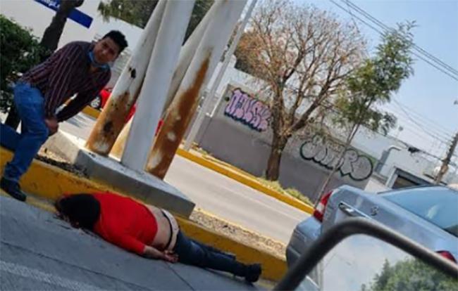 Atropellan a joven y sale proyectado contra el asfalto en Puebla