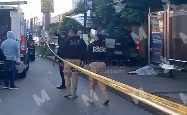 VIDEO Camioneta se sube a la banqueta y mata a mujer frente a Plaza San Pedro