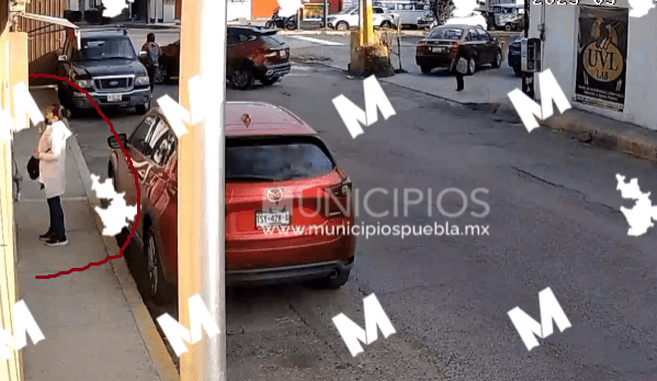 VIDEO Se persigna antes de morir atropellada en la capital poblana