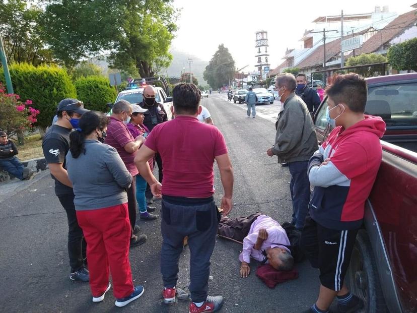 Auto embiste a abuelito y queda herido en calles de Metepec en Atlixco