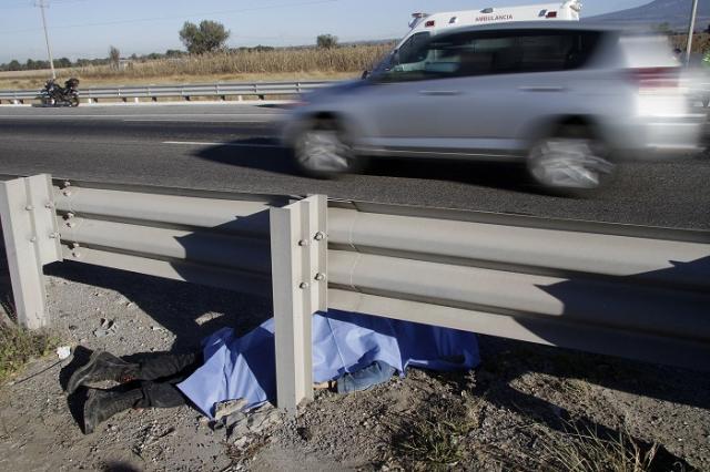 Joven pierde la vida al caer de camioneta, en Izúcar