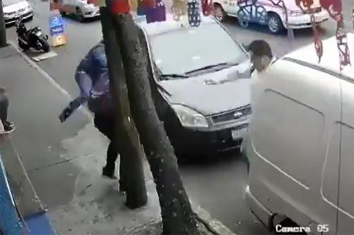 VIDEO Auto choca y por centímetros casi atropella a peatones