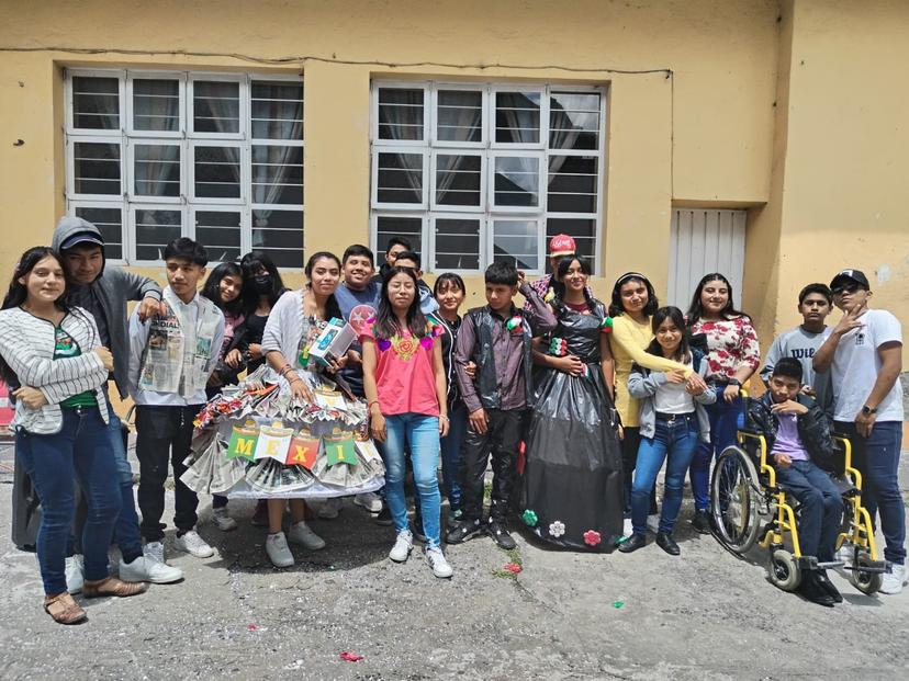 Realizan concurso de trajes típicos reciclados en San Salvador El Seco