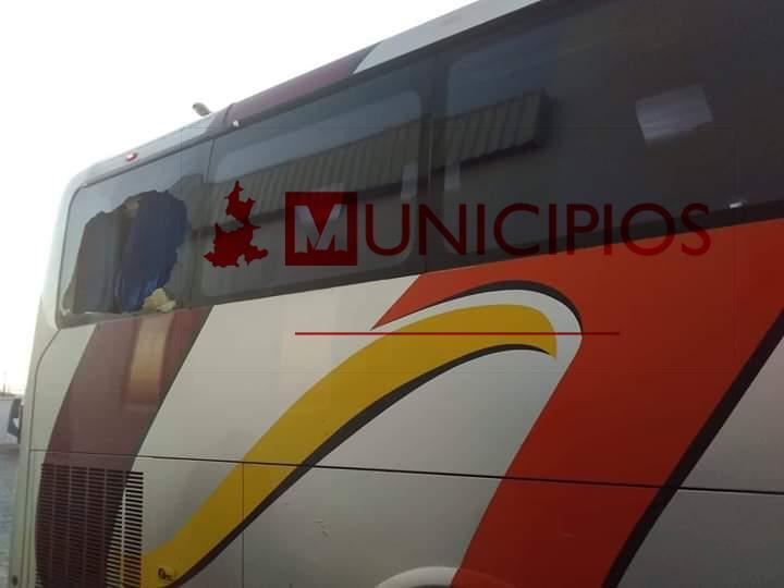 Sujetos apedrean dos autobuses en la autopista Puebla - Orizaba