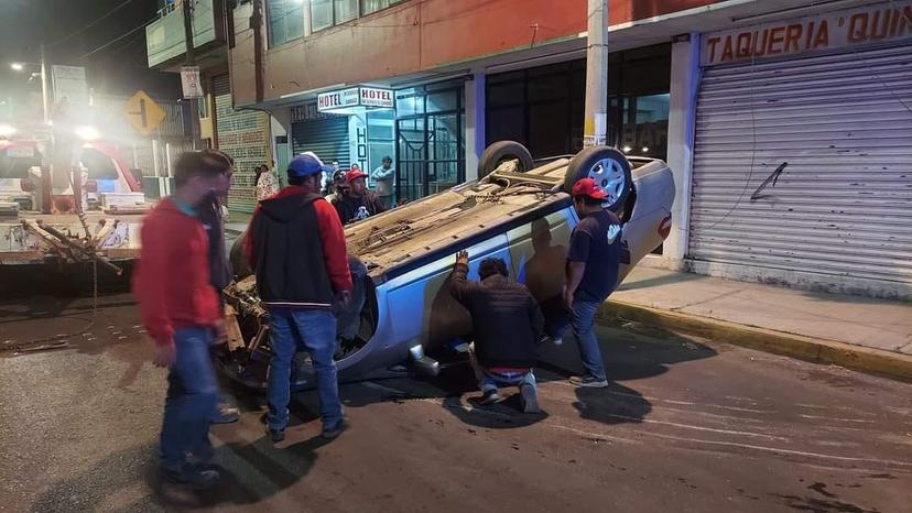 Vuelca un auto en puente atirantado de Tecamachalco