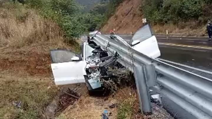 Auto se incrusta en barra metálica en la autopista Teziutlán-Virreyes