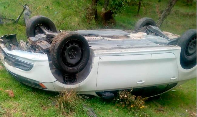 Trabajador de la SGG vuelca auto en Amozoc y deja abandonada la unidad