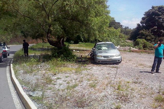 Choca contra talud por conducir con exceso de velocidad