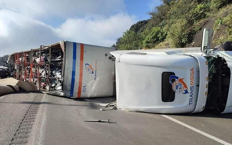 Vuelca tráiler y cierran otra vez la autopista Puebla-Córdoba