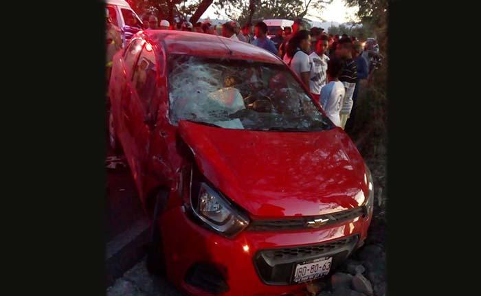 Auto embiste a moto en Izúcar; muere adulto y dos menores están graves