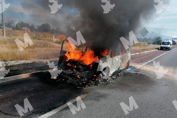 Se incendia vehículo sobre la México-Puebla a la altura de Texmelucan