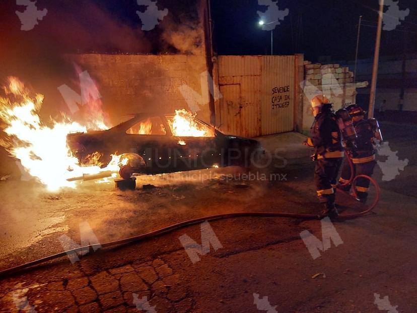 Se calcina auto en la colonia Álamos Vista Hermosa en Puebla