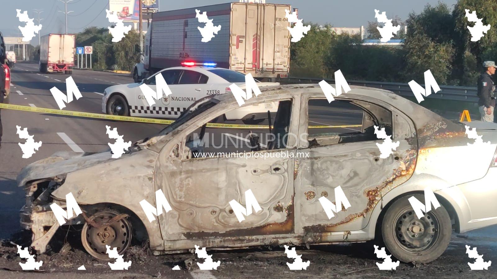 Incendian auto con varios cuerpos sobre la México-Puebla