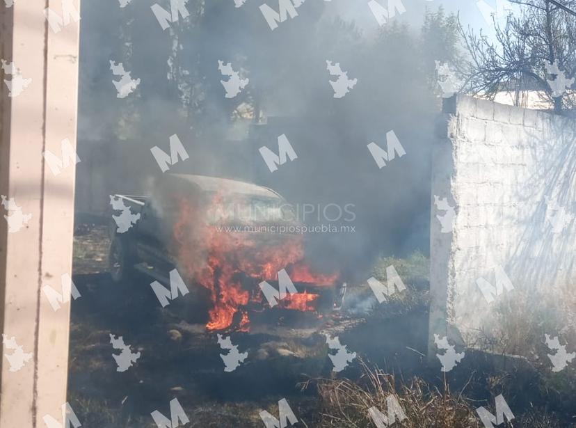 Incendio en una camioneta moviliza a cuerpos de emergencia en Tepeaca