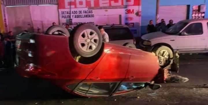 Vuelca automóvil tras chocar contra árbol en Tehuacán 