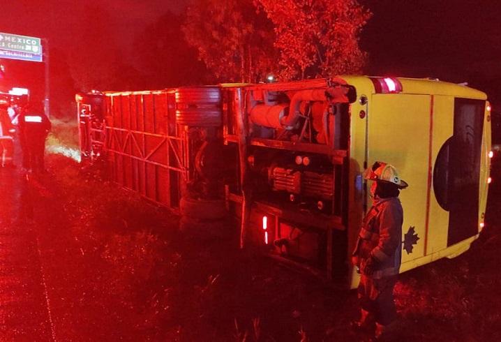 VIDEO Hay 42 heridos por volcadura de autobús en La María, sobre la México-Puebla