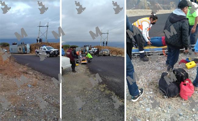 Autobús se queda sin frenos y se vuelca en la Tehuacán-Coxcatlán