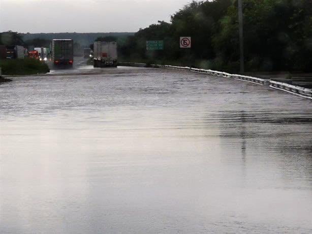 Desbordamiento del Río Tesechoacán provoca cierre de la autopista La Tinaja-Cosoleacaque