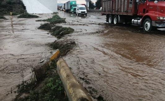 Llueve y se desborda barranca sobre autopista Puebla-Córdoba