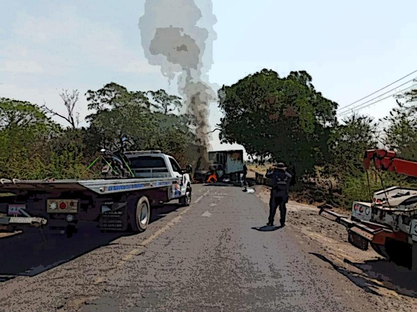 Roban autos y les prenden fuego para bloquear carreteras en Michoacán