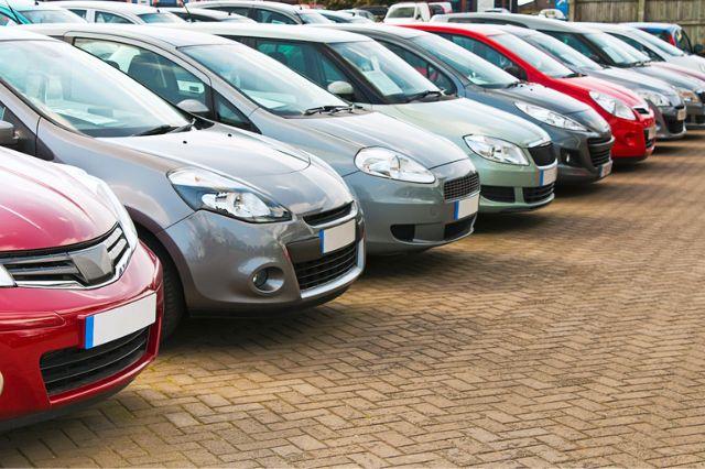Alarma en Puebla: Captan a dos mujeres colocando rastreador en un automóvil