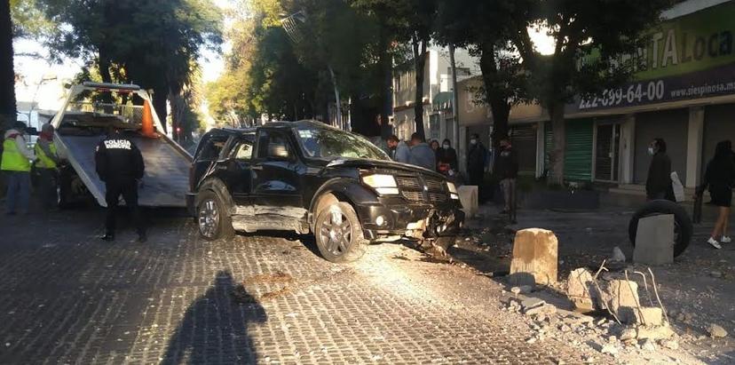 Vuelca en la avenida Juárez, tras impactarse en los guardapeatones