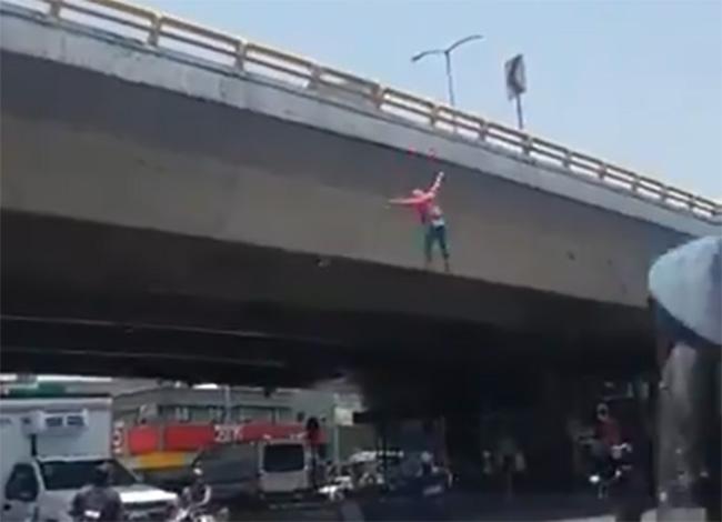 VIDEO Se avienta de puente de 10 metros y sobrevive